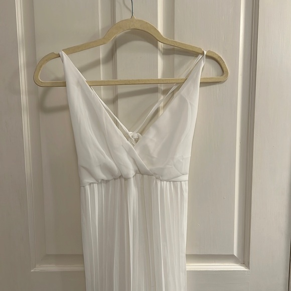 Simple white dress - perfect for a beach cover up - Picture 2 of 8